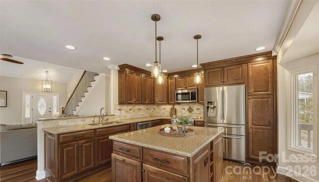 Building Photo - 120 Tall Oak Dr