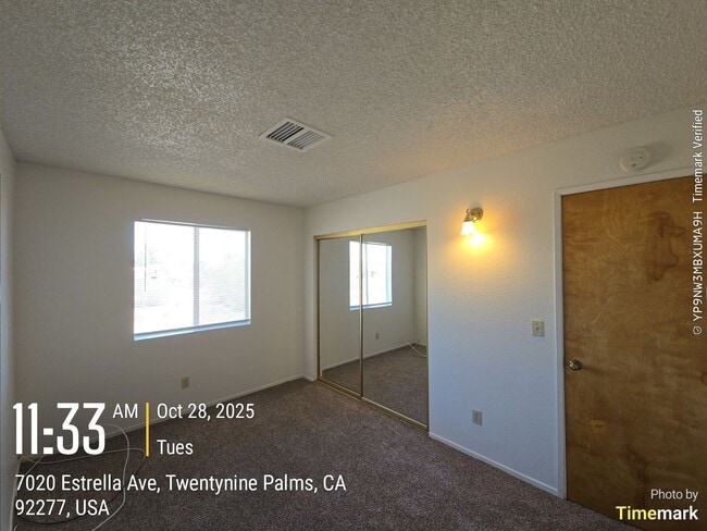 Building Photo - 3 bedroom 2 bath Available now