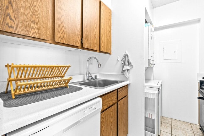 Building Photo - Cute and Newly Upgraded 1/1/1 near Ala Moana