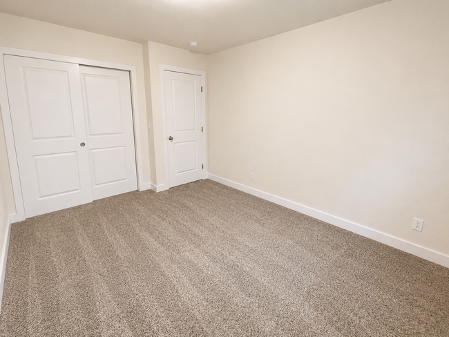 Building Photo - Spacious University Place Home Near Chambers Bay | 2-Car Garage & Lawn Care Included