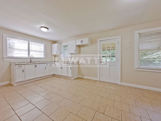 Building Photo - 3-Bedroom, 1-Bath Home in Forestdale