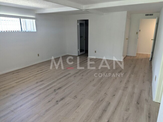 Building Photo - 2737 E Plaimor Ave