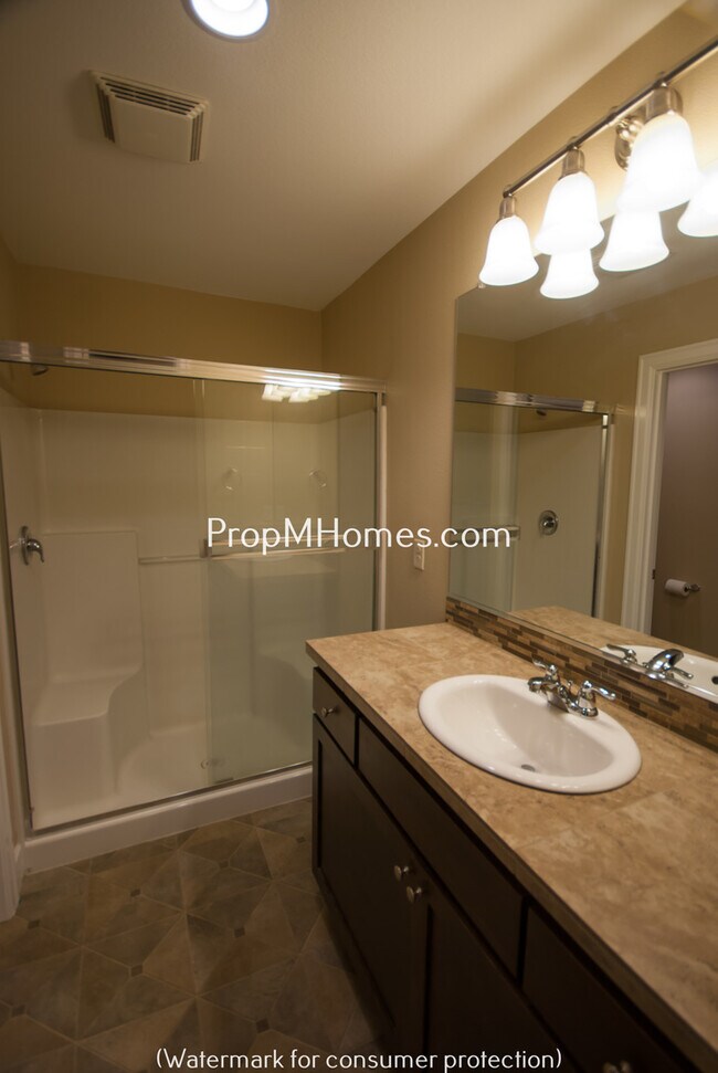 Building Photo - Beautiful Damascus Three Bedroom Townhouse in Wind Swept Waters!