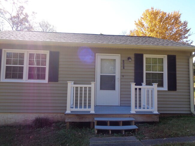 Building Photo - Cute House-Nice Sized Yard!