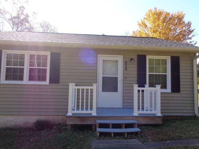 Building Photo - Cute House-Nice Yard!