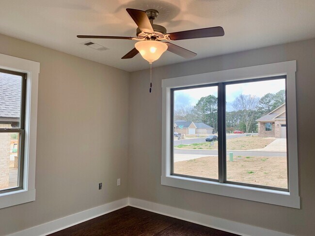 Building Photo - 312 Wolf Den Dr