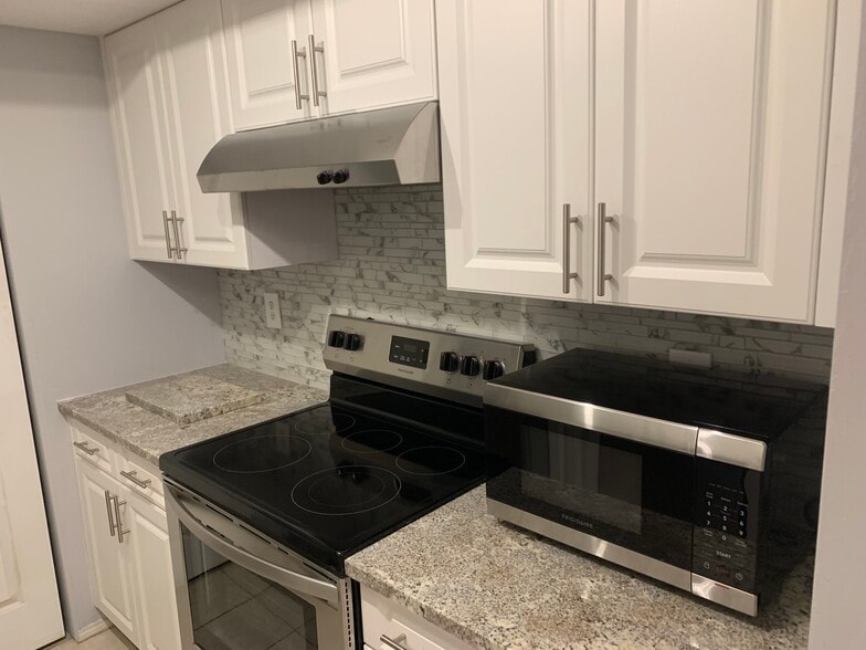 Kitchen - 900 Crestwood Ct S