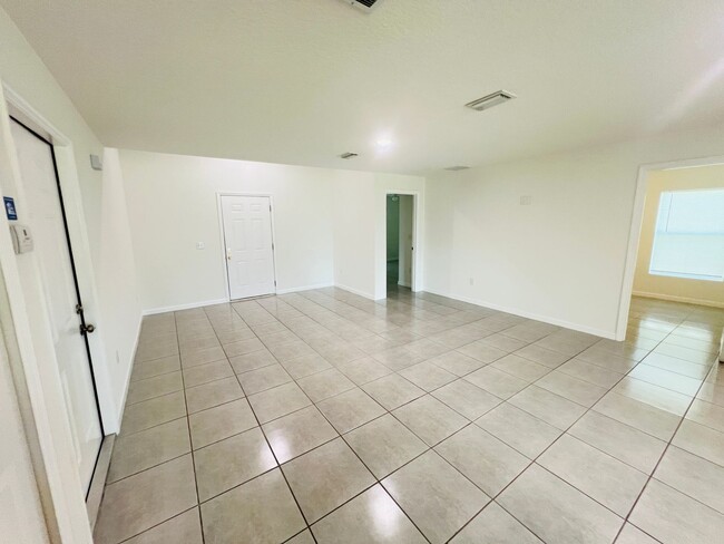 Building Photo - GORGEOUS 4 Bedroom/ 2 Bathroom in Palm Bay!!