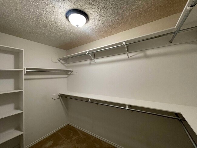 Building Photo - 1502 Summit Dr