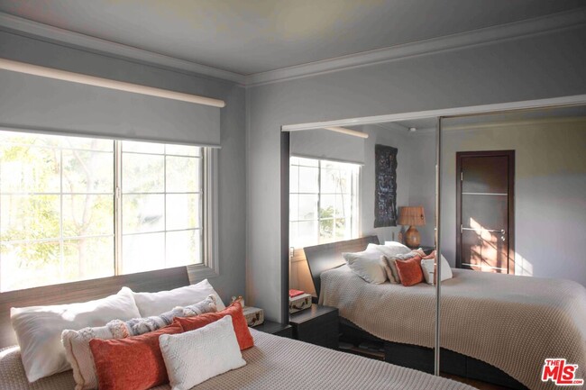 Building Photo - 1112 Montecito Dr