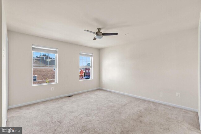 Building Photo - 5345 Tweeddale Pl