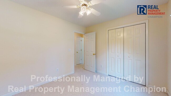 Building Photo - Vintage 3 Bedroom 2 Bathroom in the coveted Fairfield Harbour Subdivision!