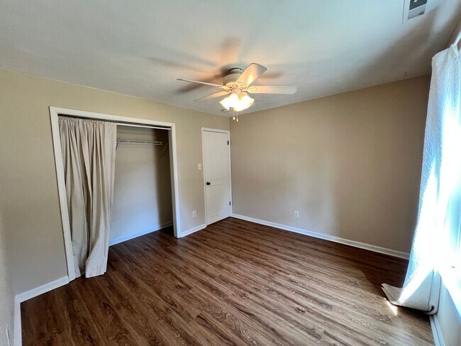 Building Photo - Updated brick ranch in REDWING
