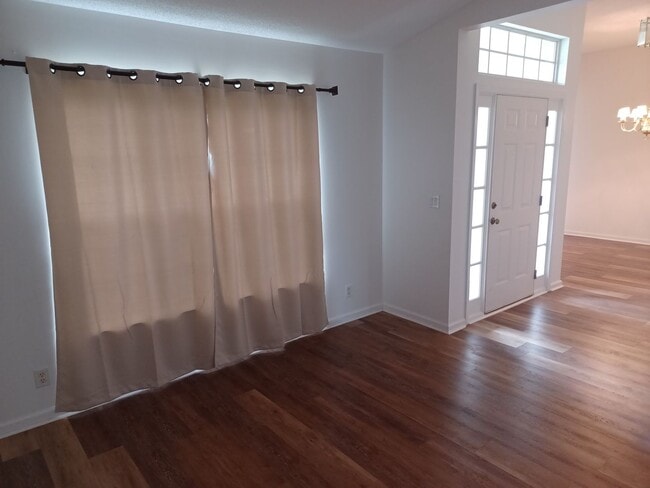 Building Photo - Large 3 BR 2 BA Rental in Desirable Area