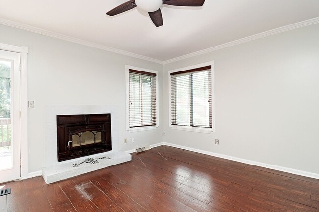 Building Photo - Move-in Ready End-Unit Stonehenge Townhome