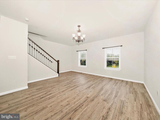 Building Photo - THREE LEVEL TOWN HOUSE IN KELLERTON