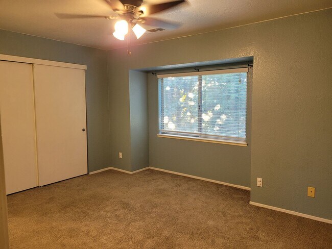 Building Photo - 2 Bedroom 1.5 Bath Condo - HOA community i...