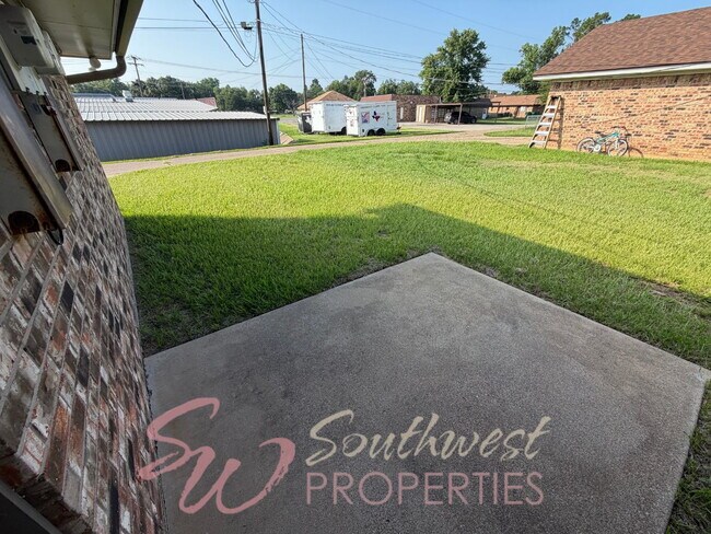 Building Photo - 3 bedroom 2 bath in an excellent neighborhood