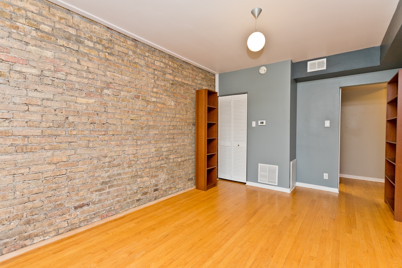 Building Photo - 4240 N Clarendon Ave