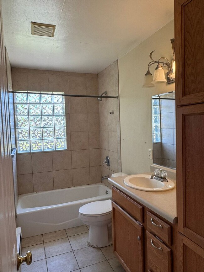 Building Photo - 3Bed 1Bath Ground Floor Unit Near Campus!!!!!