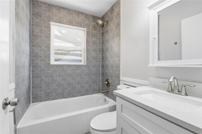 Building Photo - 404 Seminole Dr