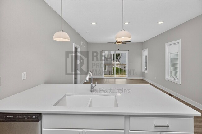 Building Photo - 5638 Fernwood Dr