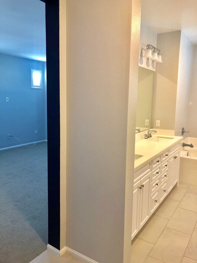 Building Photo - Beautiful East Ventura Home- Enclave Community