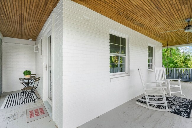 Building Photo - Beautifully Renovated 5 Bed/3 Bath Farmhouse in Upper St. Clair - Available Early June!