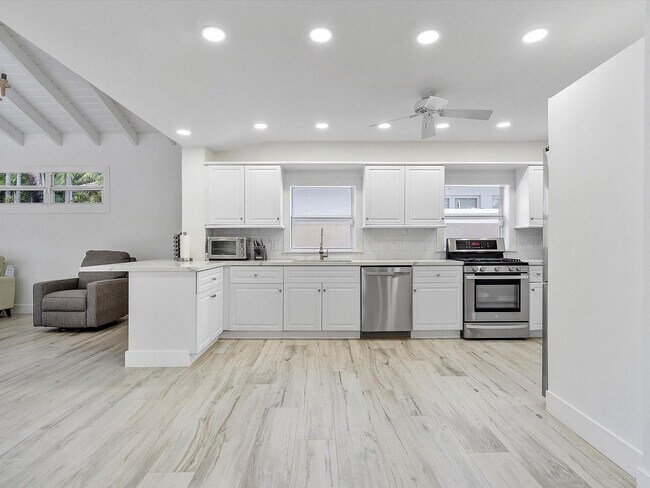 Building Photo - 411 Poinciana Dr