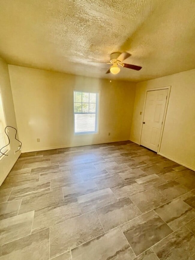 Building Photo - 2314 Mistletoe St