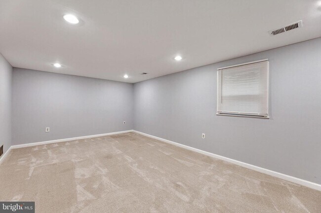 Building Photo - 18 Chantilly Ct