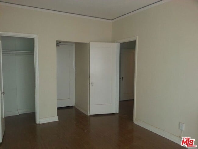 Building Photo - 570 N Rossmore Ave