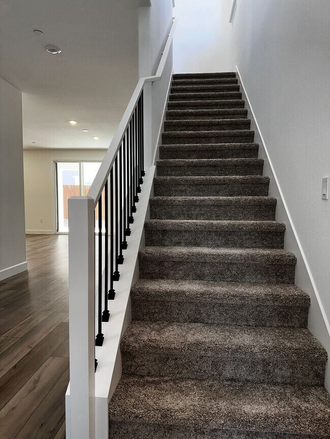 Building Photo - Beautiful 4 bedroom new home in Sierra wes...