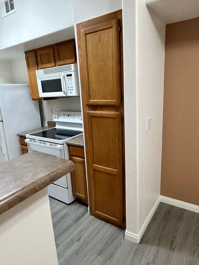 Building Photo - Charming 1 bedroom Condo with full size Ga...