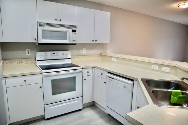 Building Photo - 8656 Southgate Shores Cir