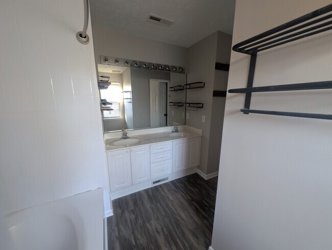 Building Photo - 717 Windsor Dr SE