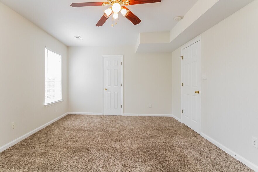 Building Photo - 2164 Spring Hill Cir