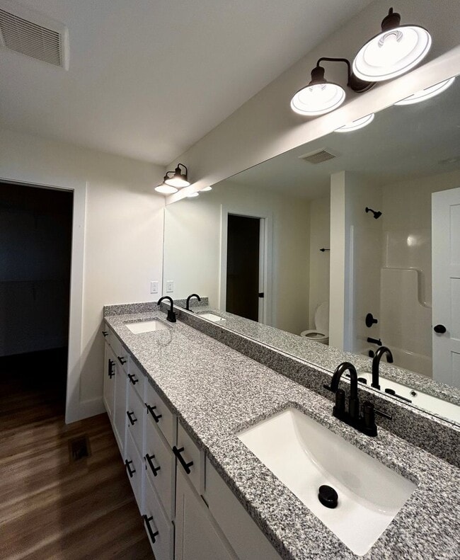 Building Photo - 213/215 Wyldwood