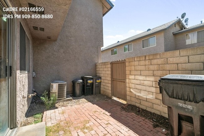 Building Photo - Walnut 3 Bedroom Townhouse