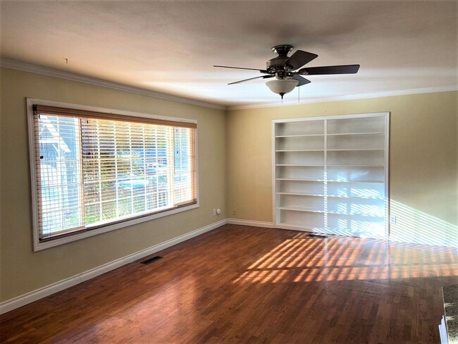 Building Photo - Classic Updated Home Near Whatcom Falls!