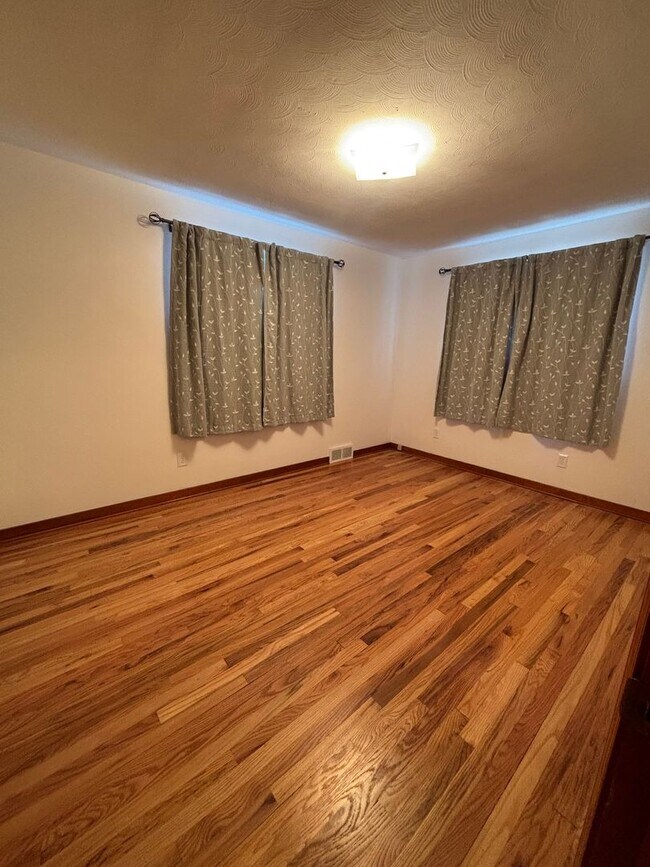 Building Photo - Appealing 3-Bedroom Home in Upper St. Clair - Available in August!
