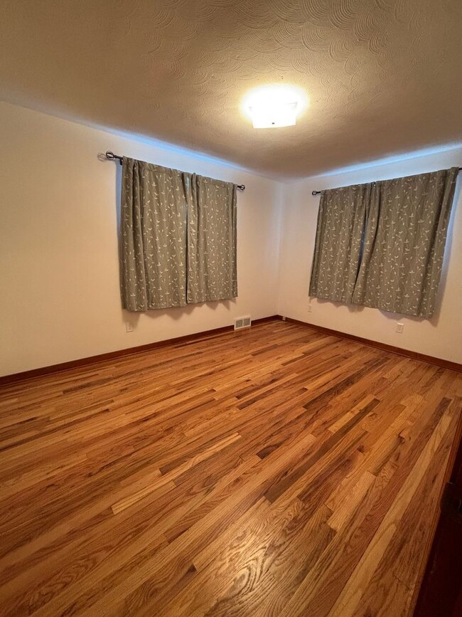 Building Photo - Home in Upper St. Clair!