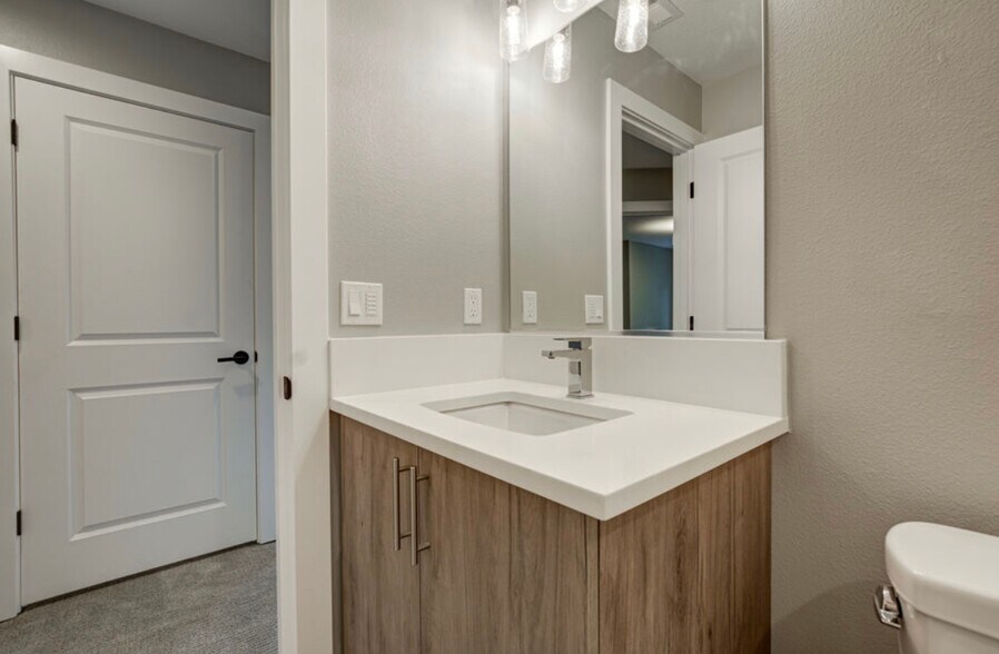 Building Photo - 6049 NE Flanders St