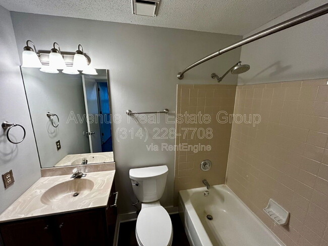 Building Photo - 662 Lakewood Dr