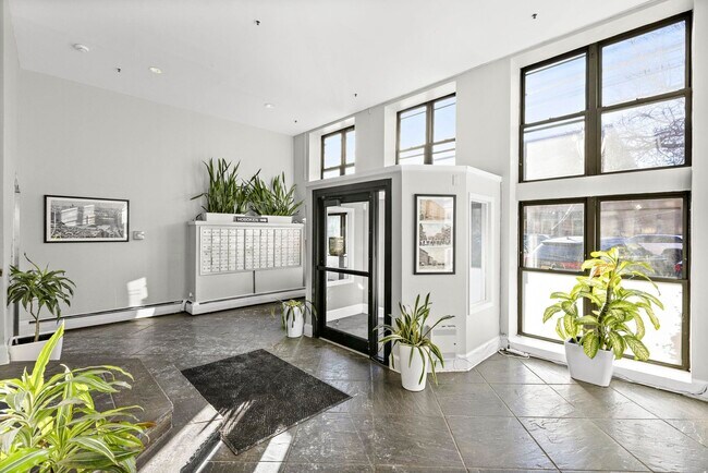 Building Photo - 1115 Willow Ave