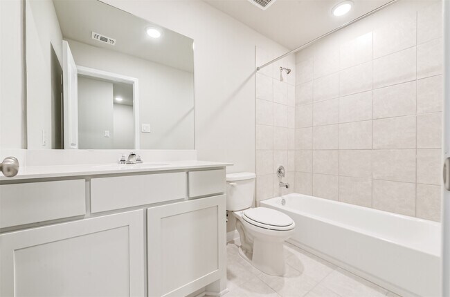 Building Photo - 2 N Circlewood Glen