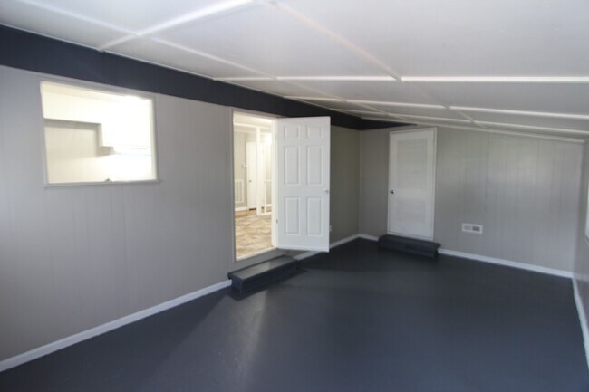 Building Photo - New On The Market!  3 Bedroom 1 Bath + Lar...