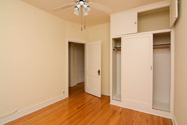 Building Photo - 822 W Waveland Ave