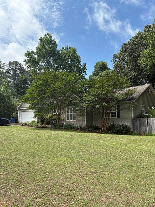 Building Photo - Large, private home in Rivercliff
