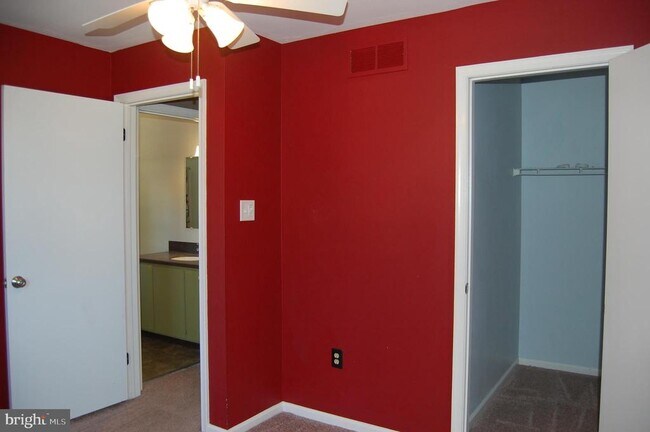 Building Photo - 131 Red Haven Dr
